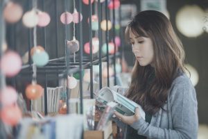 役に立つ情報を探し求める女性