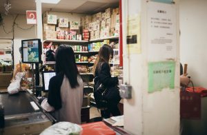 人と向き合う準備ができず距離を取る人の後ろ姿